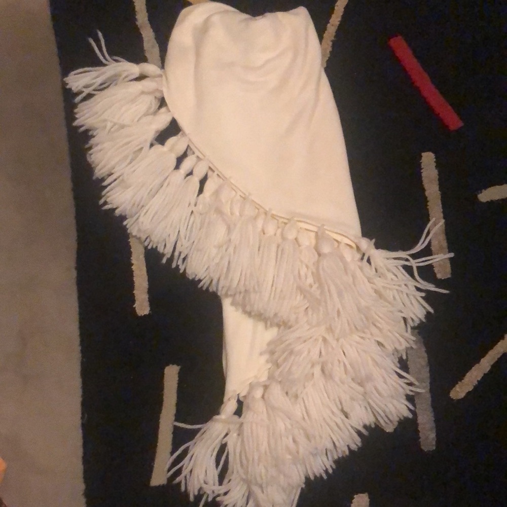 Beautiful vintage shawl with giant tassels. - Picture 5 of 8